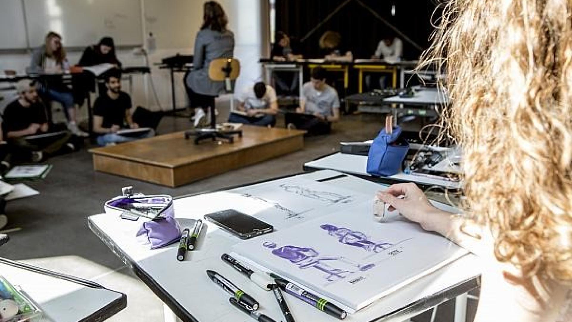 Etudiante de l'école de design de Nantes atlantique en train de dessiner