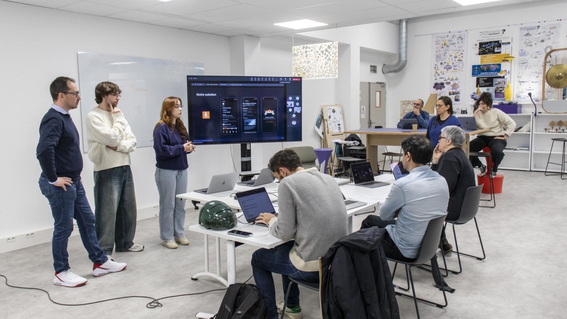 cette étude a mobilisé 15 étudiants en Master Digital Design issus des filières en design produit, UX/UI et graphisme, accompagnés d’experts