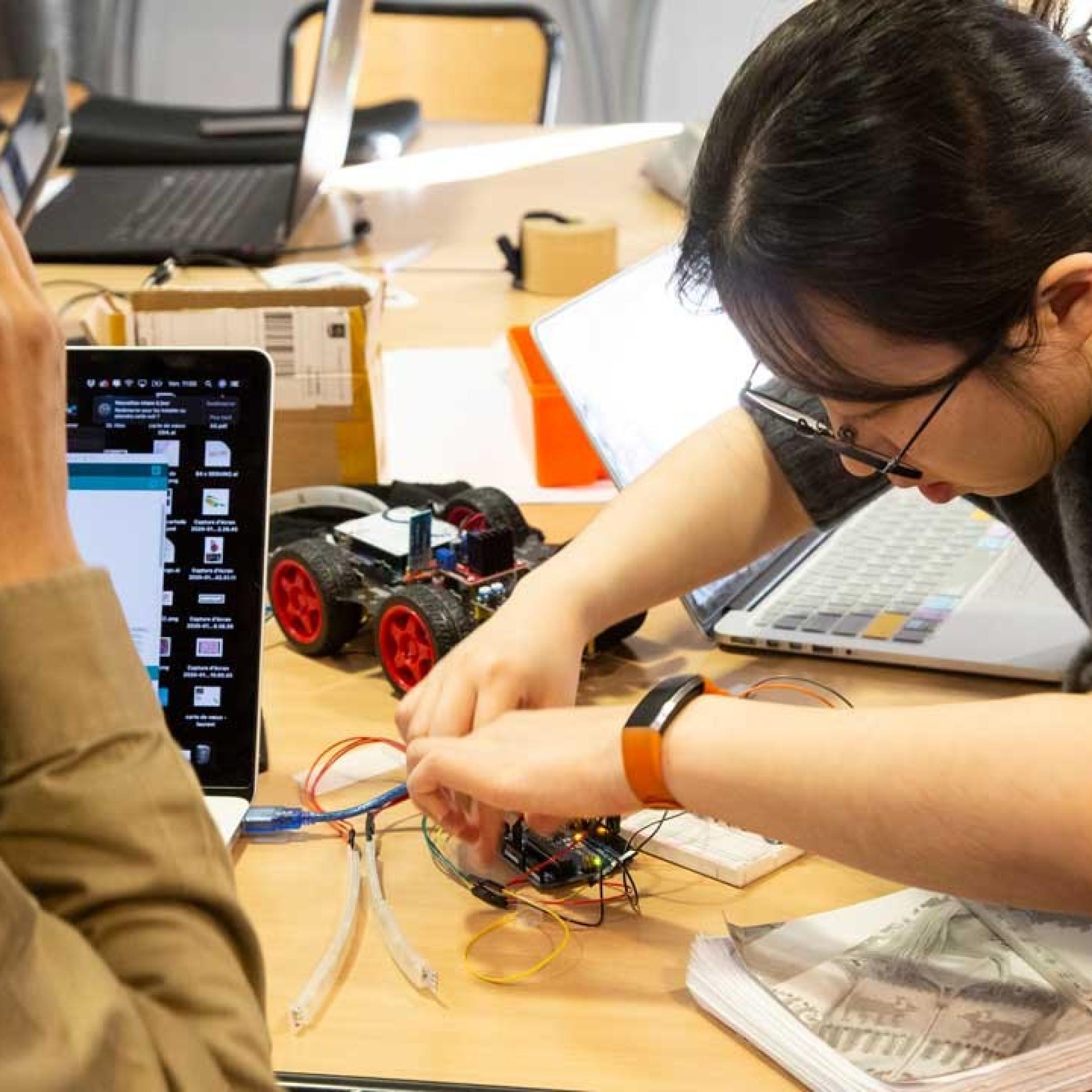Des étudiants de l'école de design de Nantes Atlantique en train de travailler sur une maquette