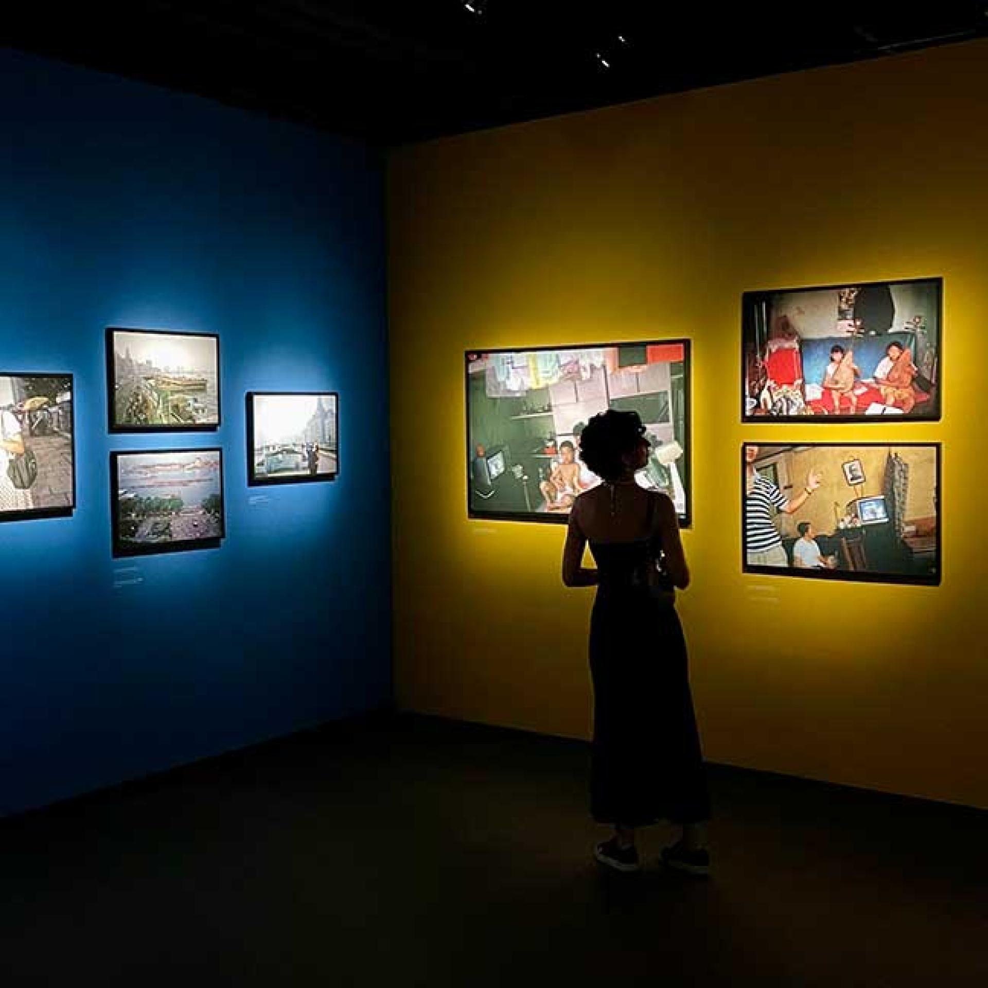 Les étudiants du China Studio visitent l'exposition photographique Shanghai Time & Timeless