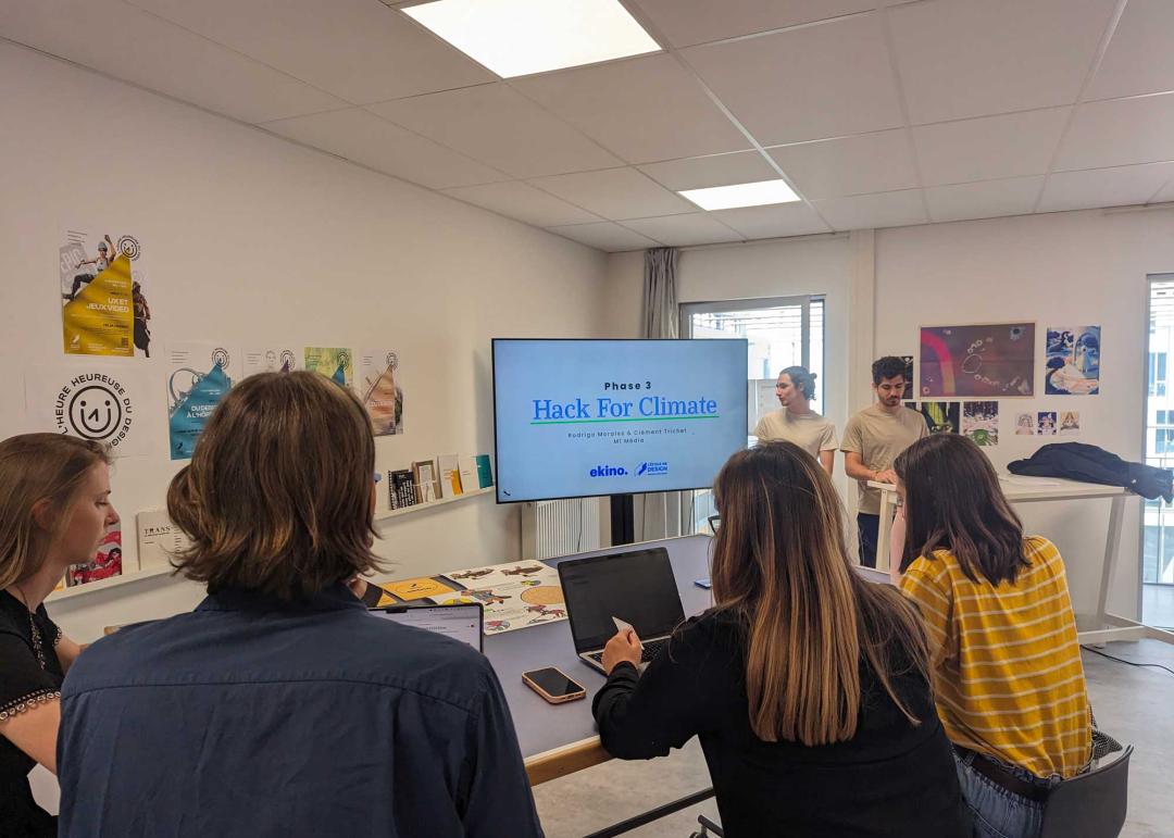 groupe de travail lors du hackathon dédié au climat
